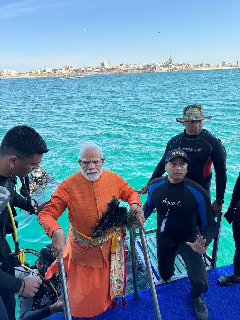 PM Modi in Dwarka: PM मोदी ने भगवान कृष्ण की नगरी को देखने के लिए समुद्र में लगाई डुबकी, आराधना कर बोले- ये दिव्य अनुभव; PHOTOS