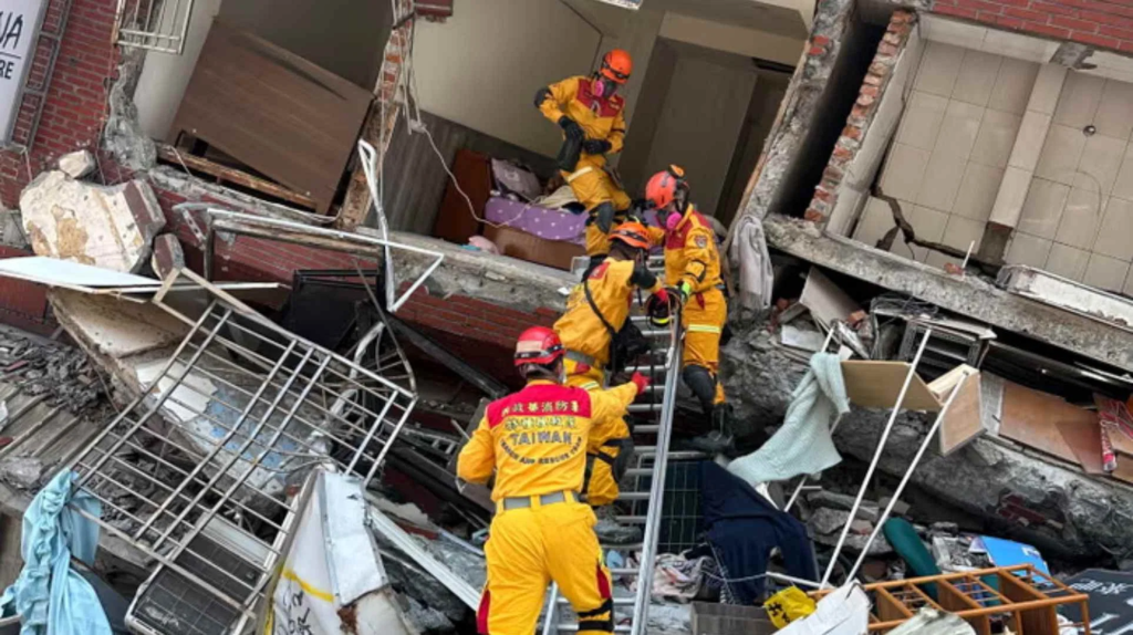 Taiwan Earthquake: 7.7 तीव्रता की भूकंप से दहला ताइवान, सामने आईं तबाही की तस्वीरें; दर्जनों इमारतें तबाह