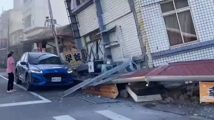 Taiwan Earthquake: 7.7 तीव्रता की भूकंप से दहला ताइवान, सामने आईं तबाही की तस्वीरें; दर्जनों इमारतें तबाह