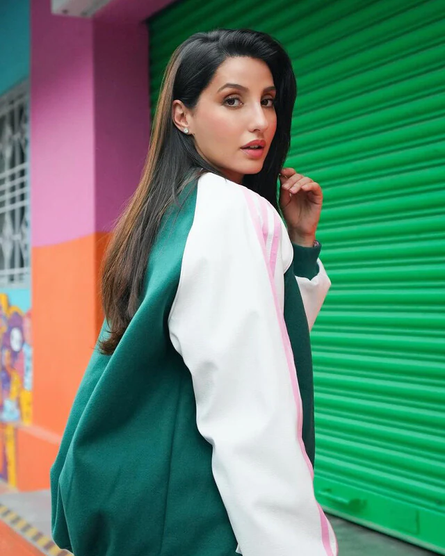 Nora Fatehi: नोरा फतेही ने लुक से फैंस के दिलों की धड़कने बढ़ा दी हैं, देखें फोटोज