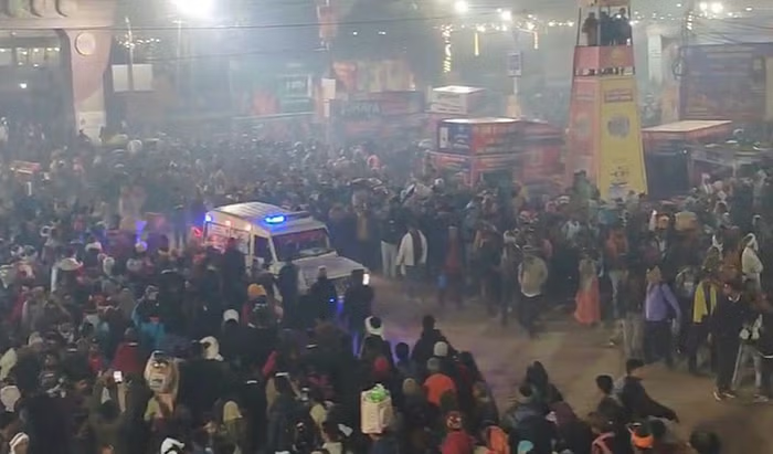 Mahakumbh Stampede: महाकुंभ में संगम घाट पर मची भगदड़, कुछ श्रद्धालुओं के घायल होने की खबर; देखें तस्वीरें